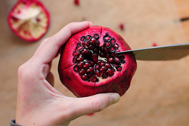 Remove pomegranate seeds (without dying your hands red)
