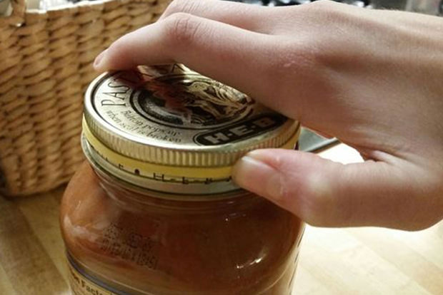 Deal with hard-to-open jars