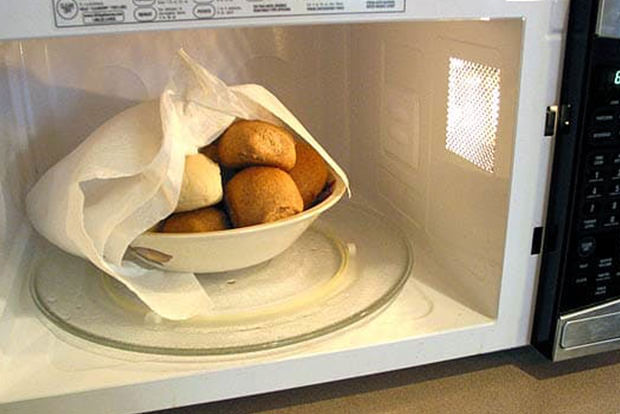 Reheat bread in the microwave without producing hockey pucks