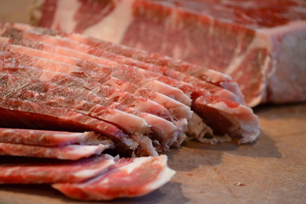 Easily cut meat into thin slices for stir-fries