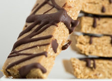 Make Your Own Quick And Easy No-Bake Protein Bars